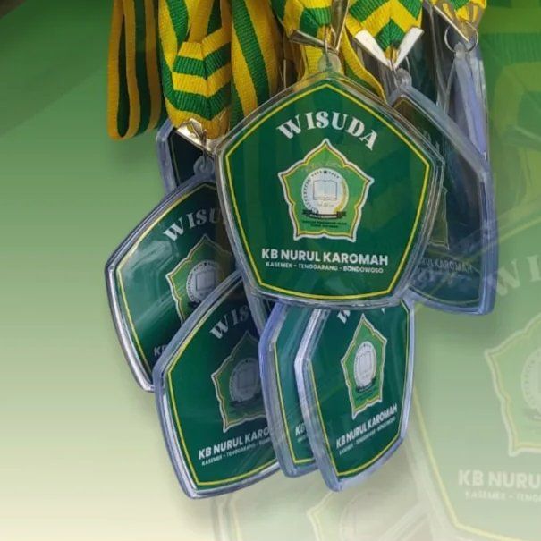 Medali akrilik custom wisuda dengan tali hijau-kuning