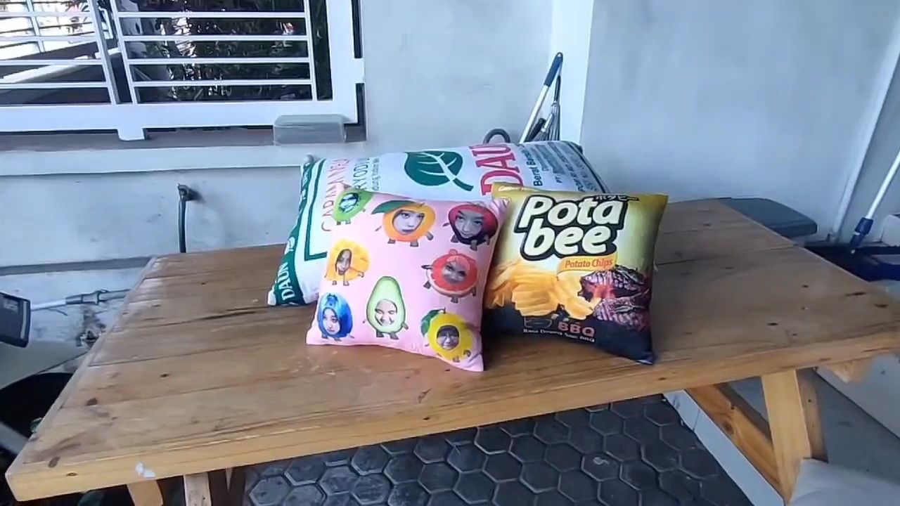 Bantal custom printing aneka desain di meja toko Sparkling