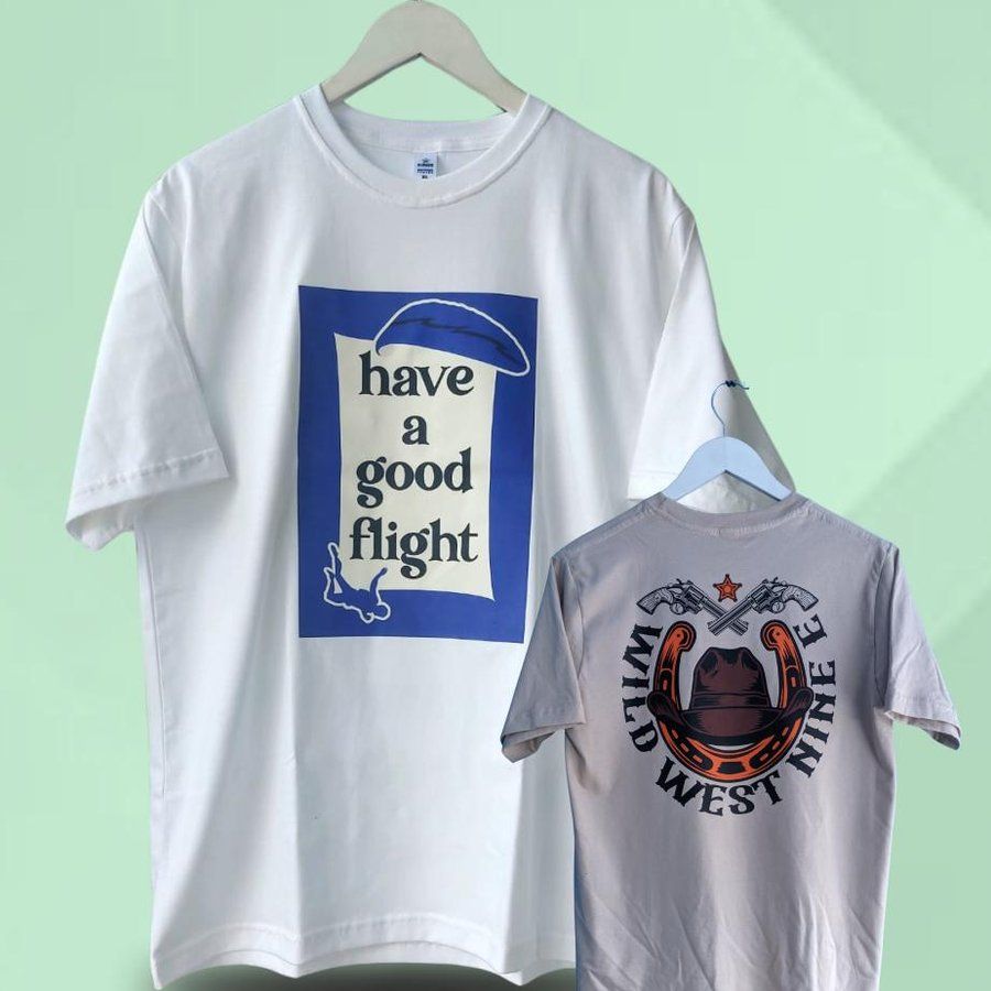Kaos putih dengan sablon DTF di gantungan