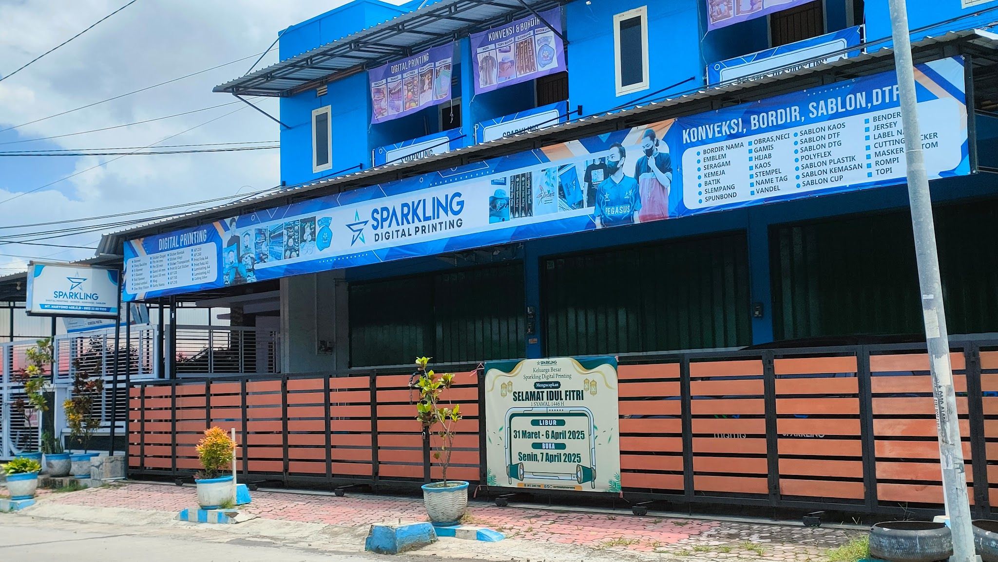 Gedung biru Sparkling Digital Printing di Jl. MT Haryono 40B, Bondowoso